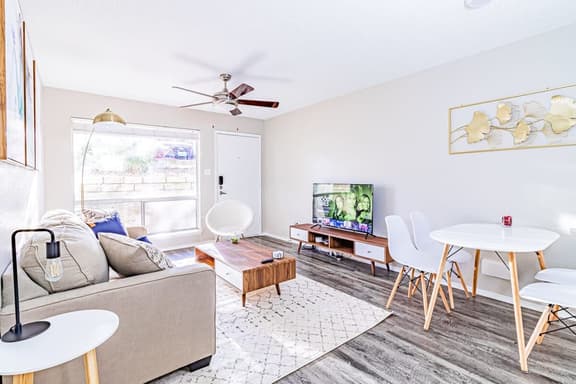 Trendy SoCo 1BR suite, king bed, fast WiFi w/ pool - Image 1