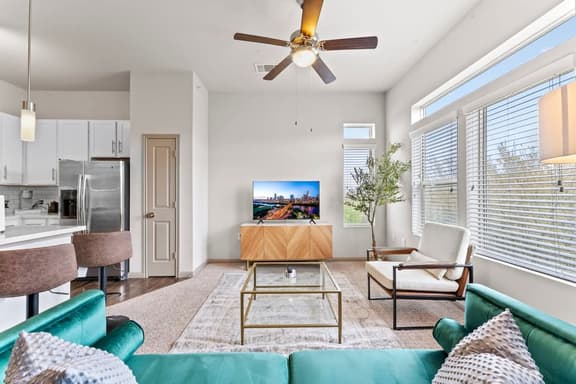 Chic 2BR king suite, fast WiFi, 8 min to Downtown - Image 1