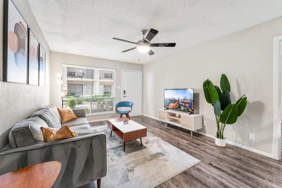 SoCo 2BR cozy suite, king bed, fast WiFi w/ pool - Image 1