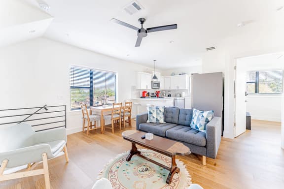 East Downtown 3BR Condo w Fast WiFi and Sleeps 8 - Image 1