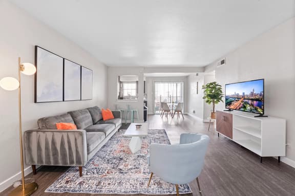 Spacious King Bed 2BR Suite, 5 Min to DT w/ pool - Image 1
