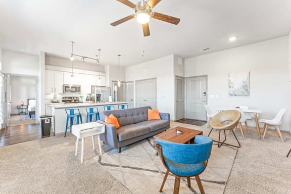 Top Floor 2BR King Beds Suite, 8 Min to Downtown - Image 1