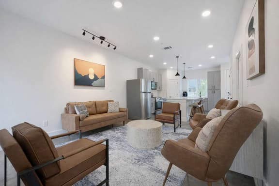Bishop Arts 6BR townhouse, sleeps 12, close to DT - Image 1
