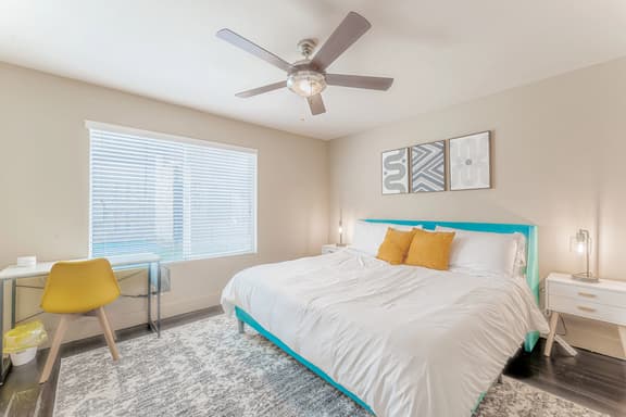King bed 1BR close to Downtown w fast wifi w/ pool - Image 1
