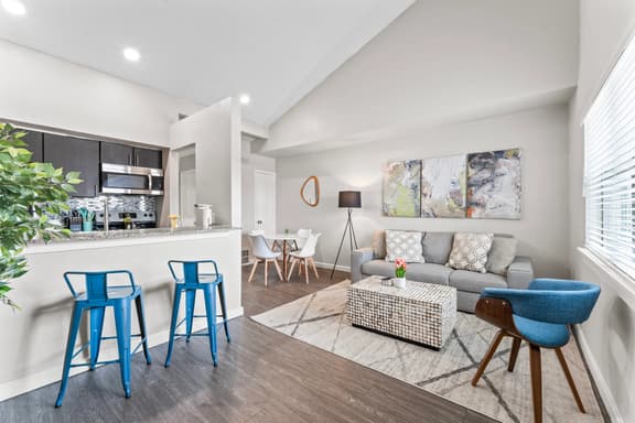 Chic King Bed 1BR Suite, 5 Min to DT w/ pool - Image 1