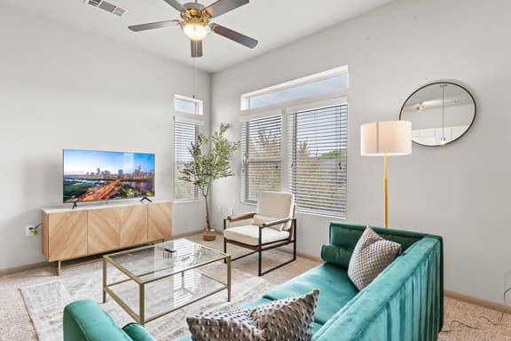 Airy 2BR king suite, fast WiFi, 8 min to Downtown - Image 1