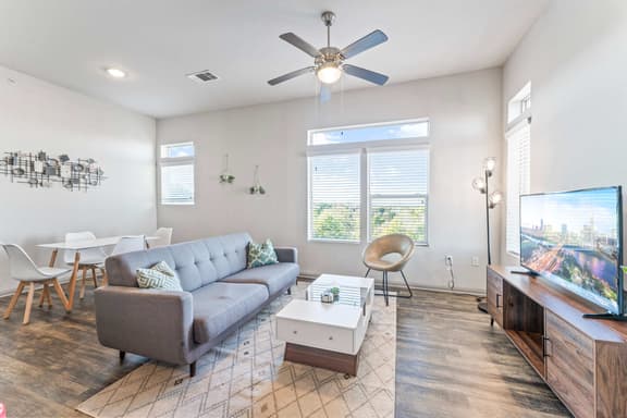 Serene 2BR king suite, fast WiFi, 8 min to Downtown - Image 1