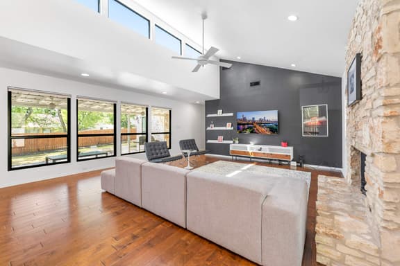 Close to Domain,DT,Shopping | Chic & Serene | 3BR - Image 1