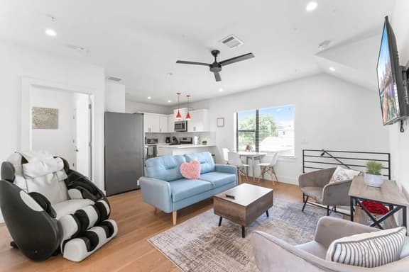 East Downtown 3BR Condo | Free Parking | Sleeps 7 - Image 1