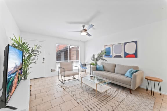 Central Hyde Park 2BR/2BA close to UT,Moody Center - Image 1
