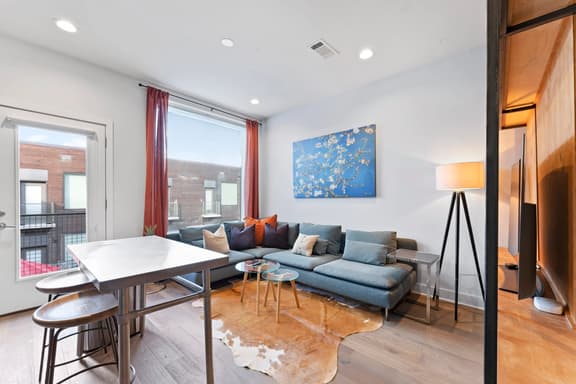 Prime East Downtown Studio w/ pool, gym, laundry - Image 1