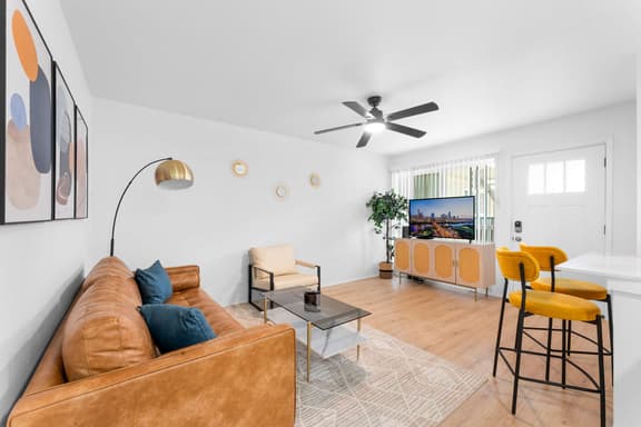 Central 2BR king suite close to UT, Moody Center - Image 1