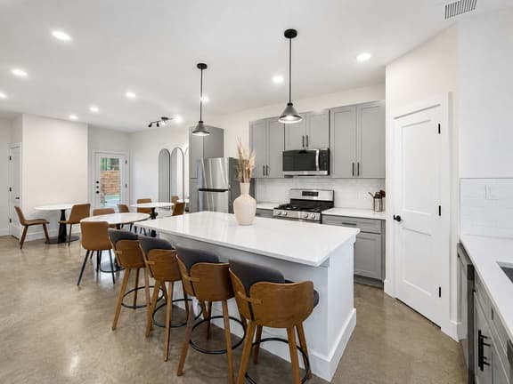 Bishop Arts 6BR/6BA townhouse, sleeps 12, parking - Image 1