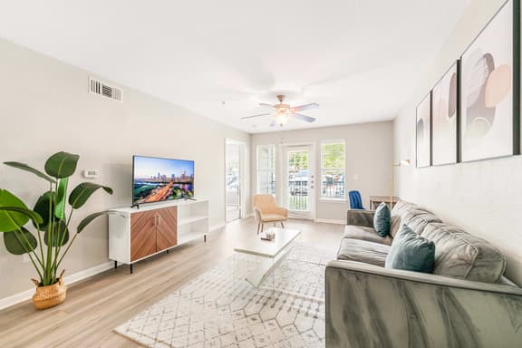Bright 2BR King Suite w Gym& close to Downtown - Image 1