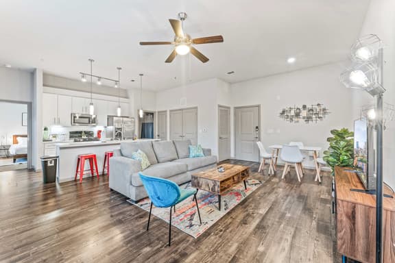Cozy 2BR suite close to Downtown w/ fast WiFi - Image 1