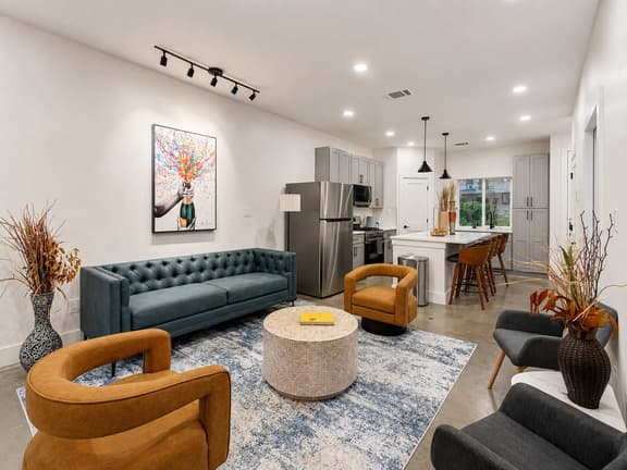 Bishop Arts 6BD/6BA Townhouse, Parking, Sleeps 12 - Image 1