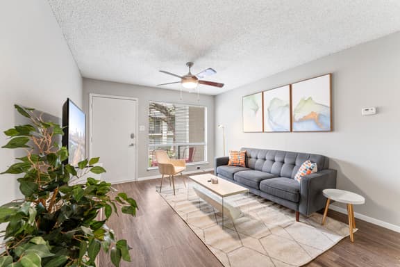 SoCo 2BR corner suite, king bed, fast WiFi w/ pool - Image 1