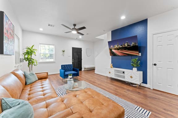 NRG MedCenter 2BD/2.5BA w FencedYard & King Bed - Image 1